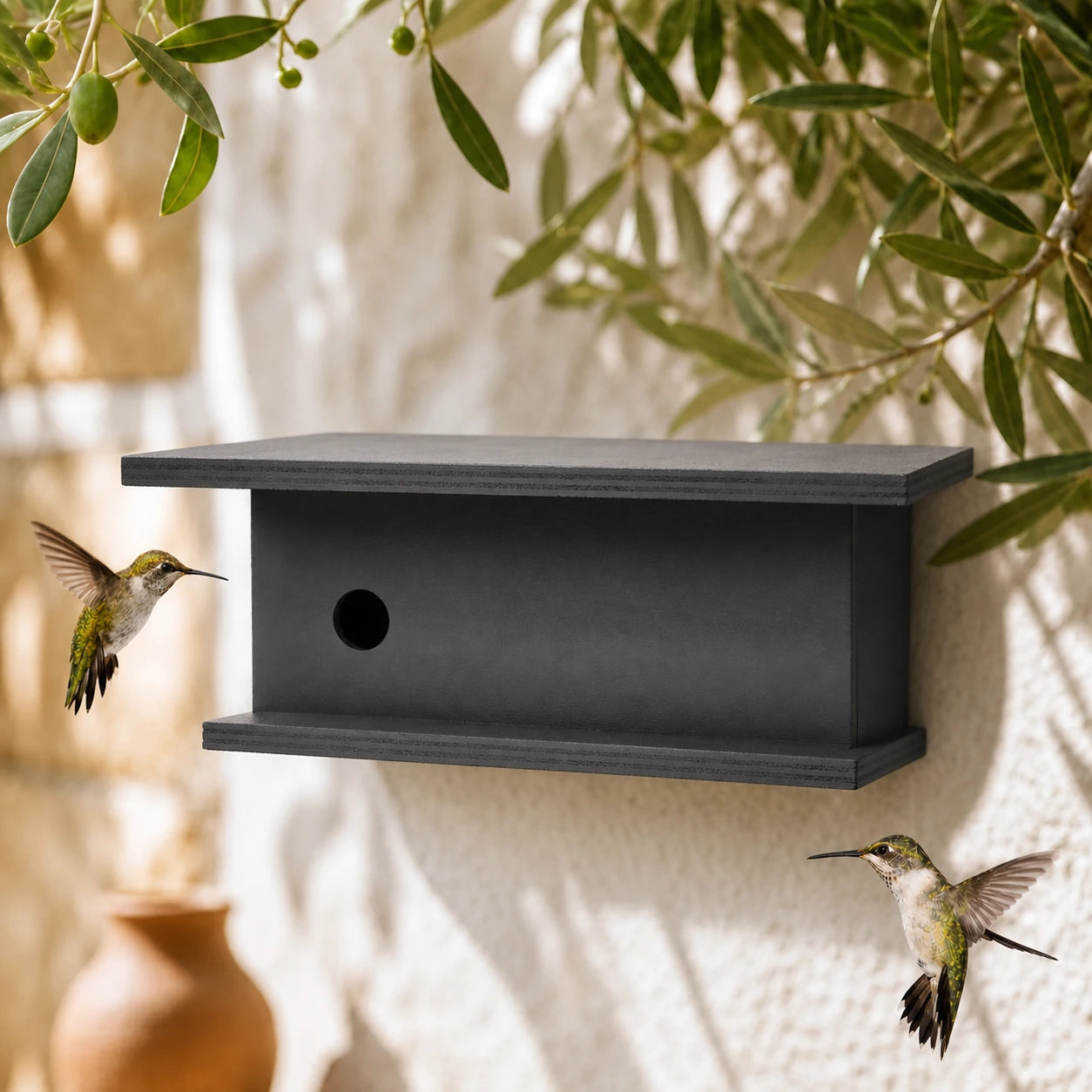 Birdhouse horizontal with roof black and entrance round