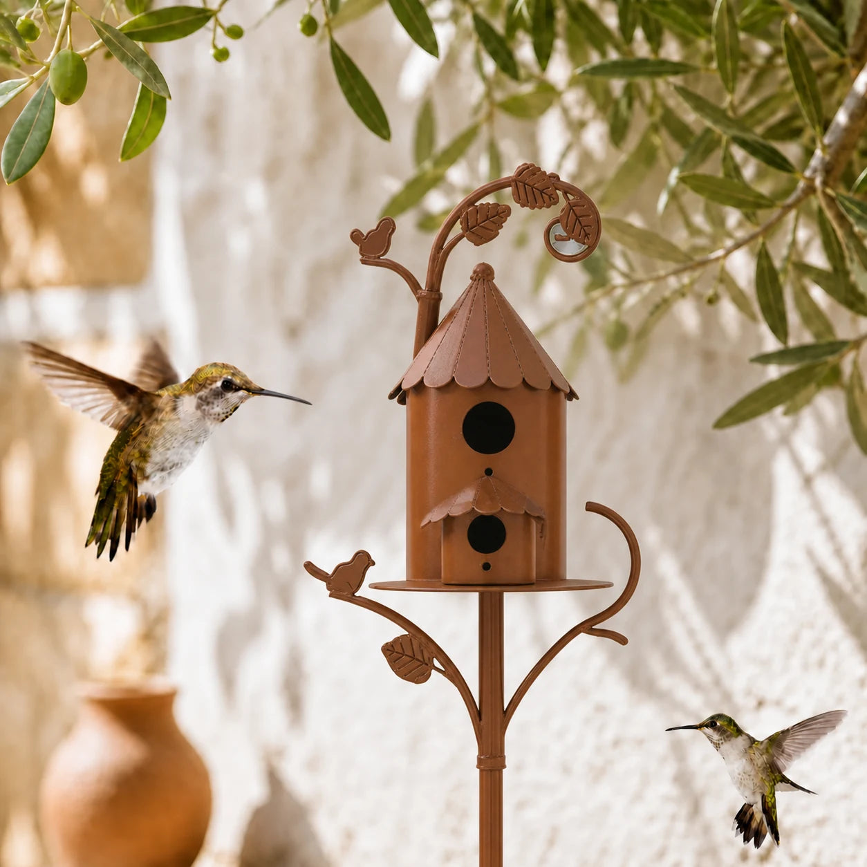 Birdhouse in metal on with stake