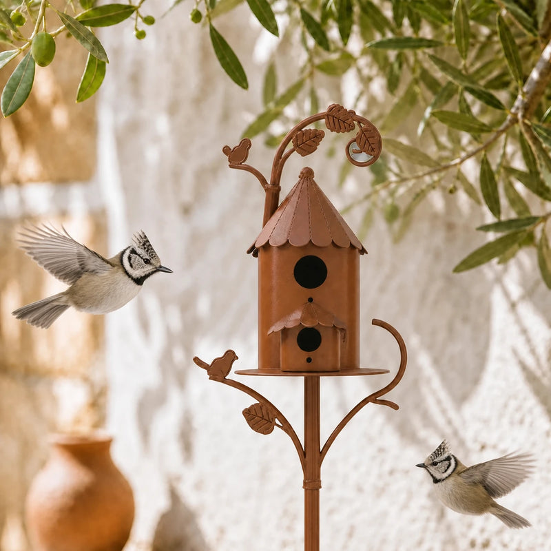 Birdhouse in metal on with stake